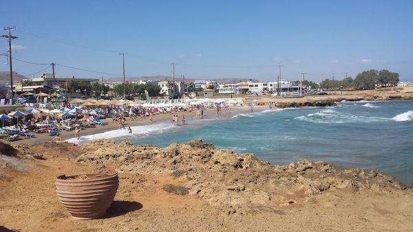 Kato Gouvon Beach – large façade sablonneuse avec eau peu profonde